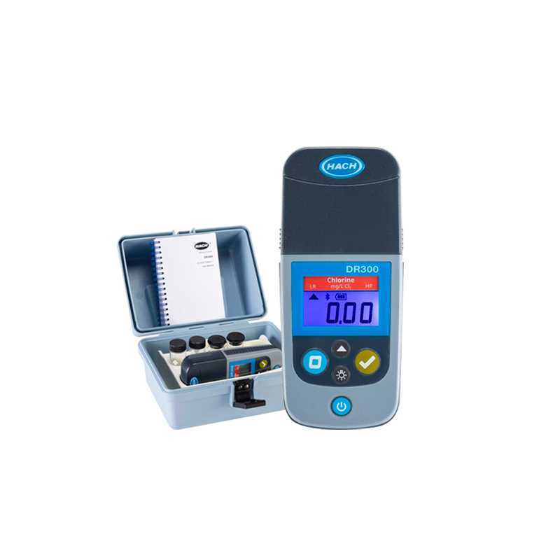 Colorímetro de bolsillo DR300 monocloraminaamoníaco libre con estuche - ELICROM Portable Hach DR300 water analyzer with a blue display showing 0.0 mg/L chlorine and a reagent kit in a case