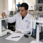 Tecnico ELICROM calibrando